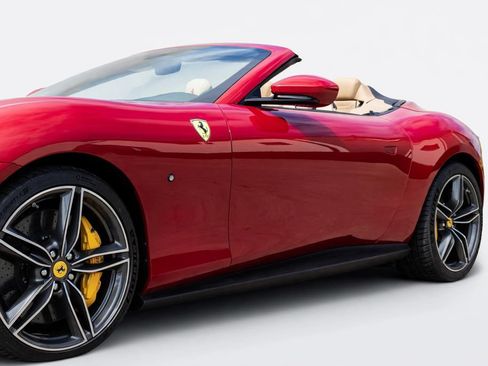 Certified 2025 Ferrari Roma Spider RWD image 31