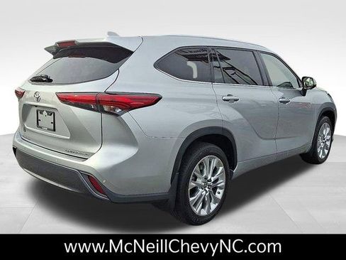 Used 2023 Toyota Highlander L image 4