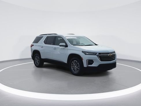 Used 2023 Chevrolet Traverse LT FWD image 2
