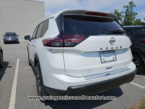 Used 2026 Nissan Rogue SV w/ SV Premium Package FWD image 7