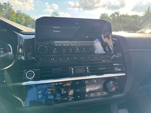 Used 2024 Nissan Pathfinder Platinum AWD/4WD image 23