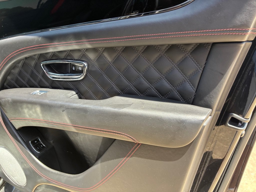 Used 2021 Bentley Bentayga AWD/4WD image 38