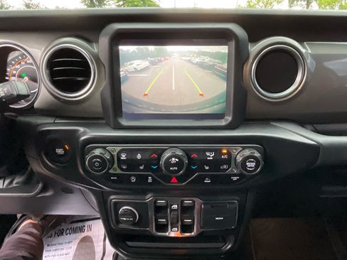 Used 2022 Jeep Wrangler Unlimited Sahara w/ LED Lighting Group AWD/4WD image 18