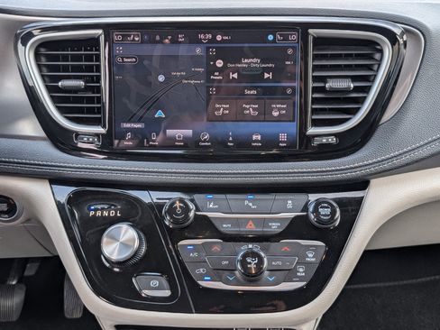 Used 2024 Chrysler Pacifica Limited FWD image 17