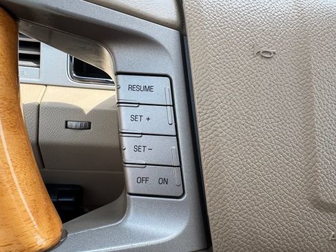 Used 2010 Lincoln Navigator 4WD image 20