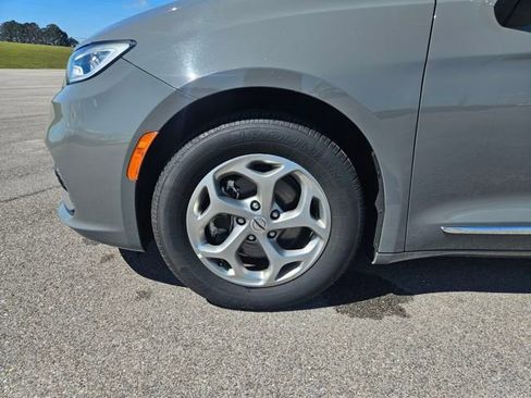 Used 2023 Chrysler Pacifica Limited image 28