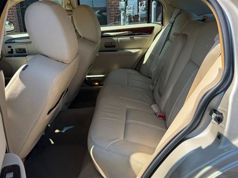 Used 2011 Lincoln Town Car Signature Limited RWD image 20