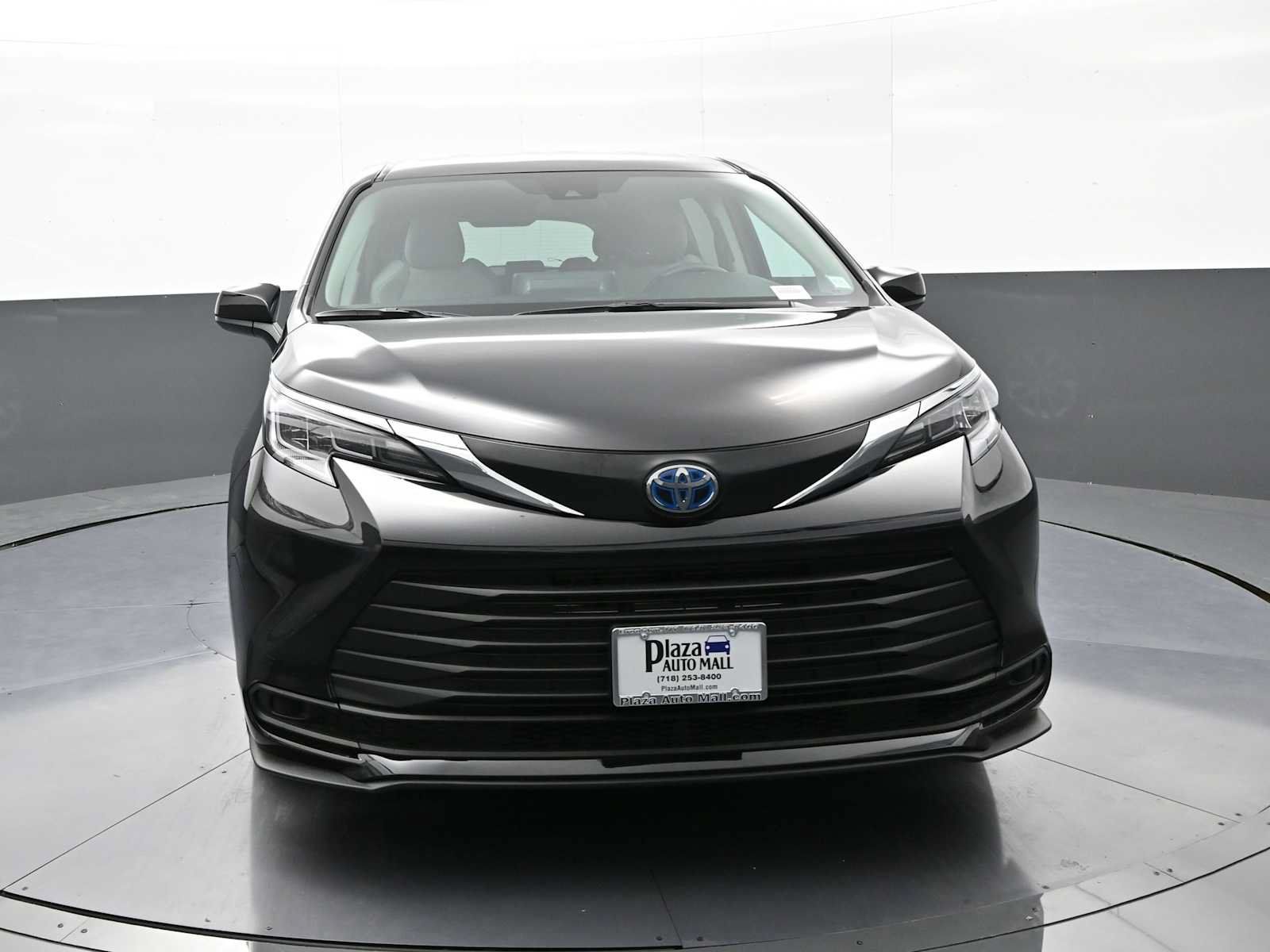 Used 2024 Toyota Sienna LE w/ Protection Package (TMS) AWD/4WD image 2