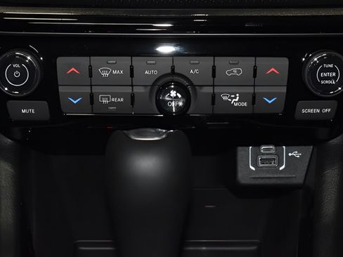 New 2026 Jeep Compass Latitude w/ Sun and Sound Group AWD/4WD image 16
