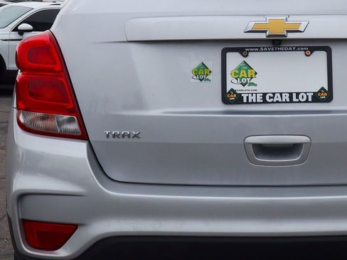 Used 2020 Chevrolet Trax LT w/ LT Convenience Package image 19