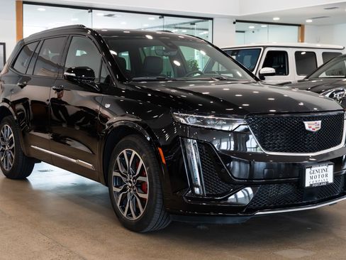 Used 2025 Cadillac XT6 Sport w/ Platinum Package AWD/4WD image 3