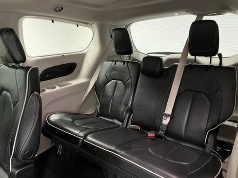 Used 2023 Chrysler Pacifica Limited FWD image 45