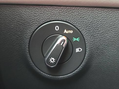 Certified 2025 Volkswagen Taos SE FWD image 25