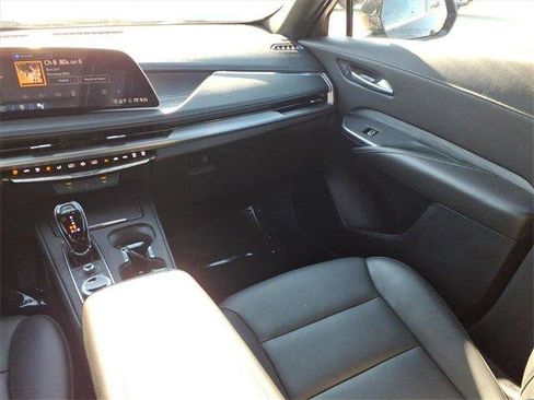 Used 2025 Cadillac XT4 Premium Luxury image 10