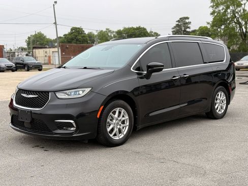 Used 2021 Chrysler Pacifica Touring-L FWD image 5