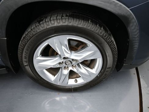 Certified 2019 Toyota Highlander Limited Platinum image 28