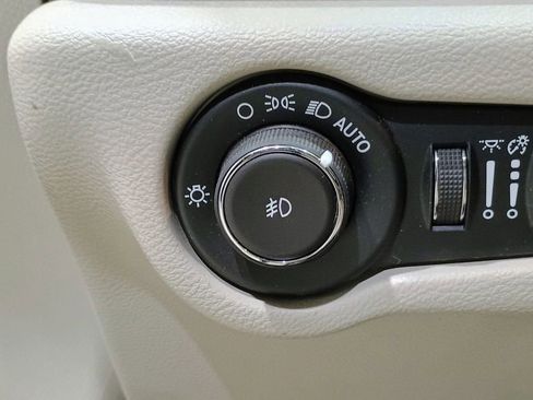 Used 2020 Chrysler Pacifica Limited FWD image 12
