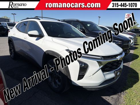 Used 2024 Chevrolet Trax LT w/ Driver Confidence Package FWD image 1