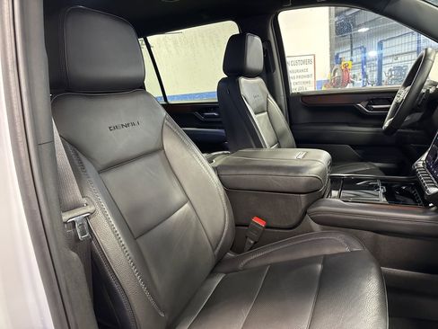 Used 2025 GMC Yukon XL Denali image 34