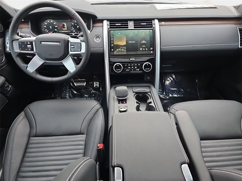 New 2025 Land Rover Discovery Dynamic SE image 9
