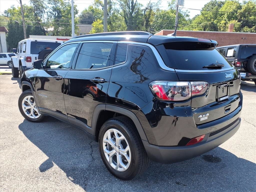 Used 2024 Jeep Compass Latitude AWD/4WD image 6