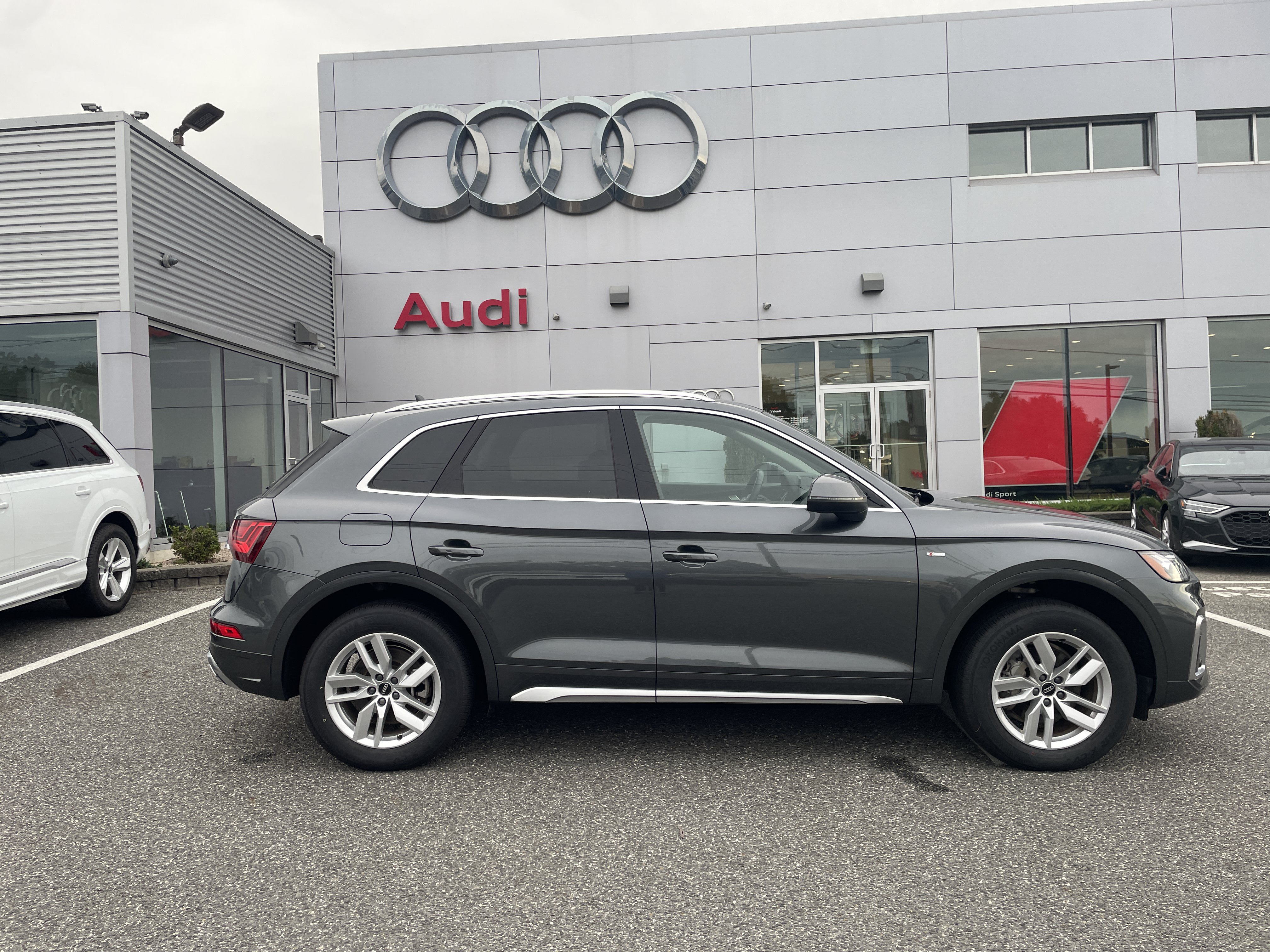 Certified 2023 Audi Q5 2.0T Premium w/ Convenience Package AWD/4WD image 3