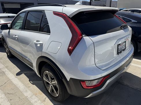 Used 2025 Kia Niro EX FWD image 3