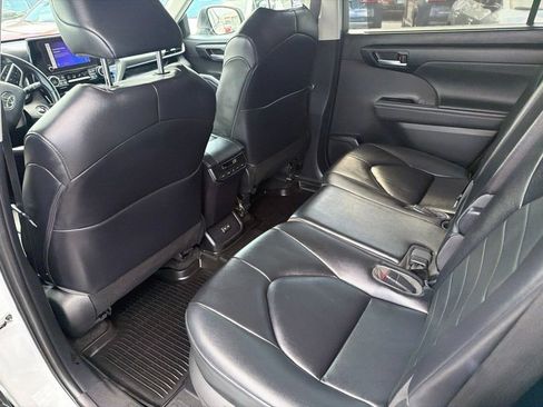 Used 2023 Toyota Highlander XLE AWD/4WD image 21
