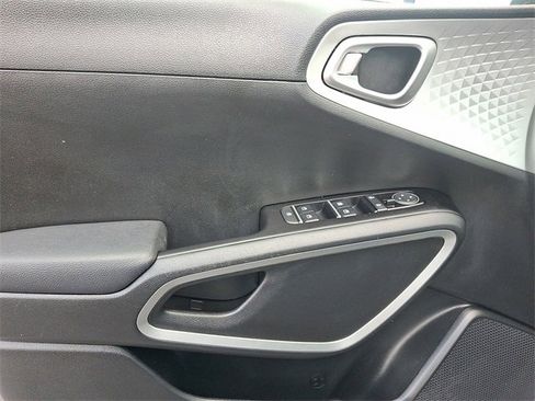 Certified 2023 Kia Soul LX w/ LX Technology Package image 12