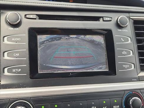 Used 2018 Toyota Highlander LE FWD image 13