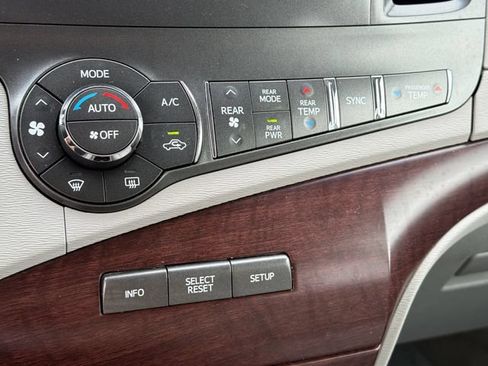 Used 2014 Toyota Sienna XLE FWD image 32