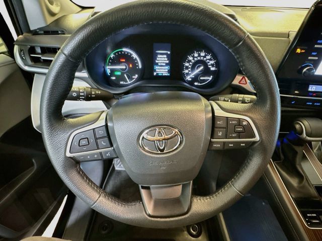 Used 2023 Toyota Sienna XLE w/ XLE Plus Package FWD image 11