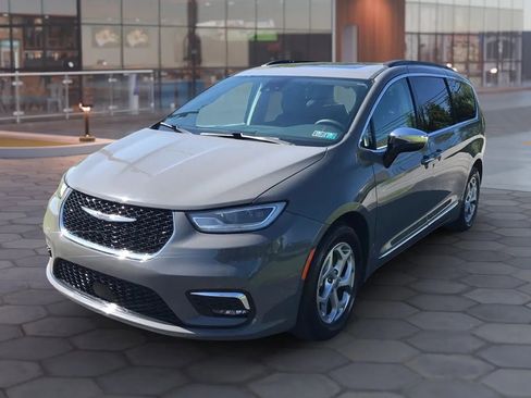 Used 2023 Chrysler Pacifica Limited FWD image 6