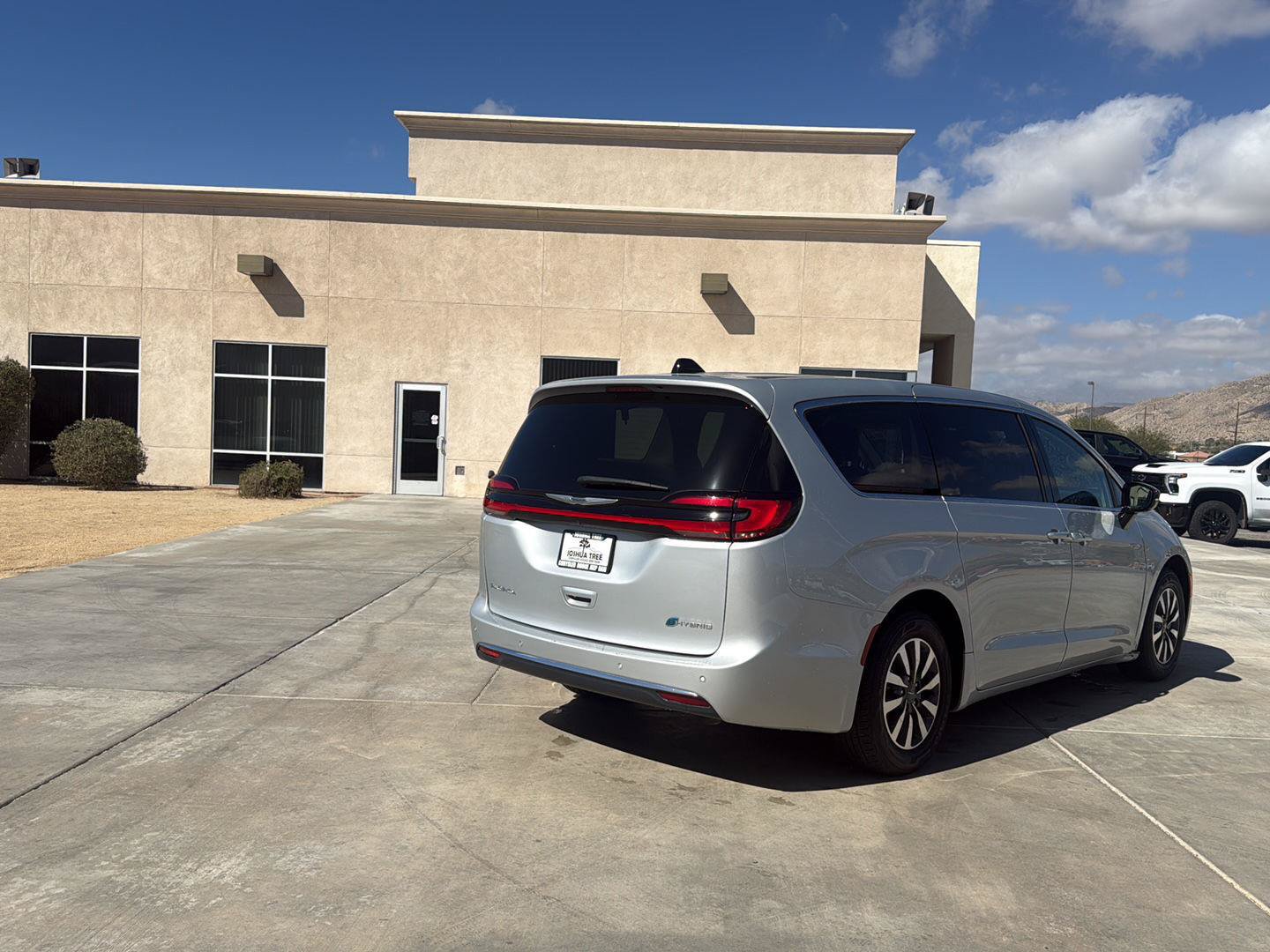 Used 2024 Chrysler Pacifica Limited FWD image 8