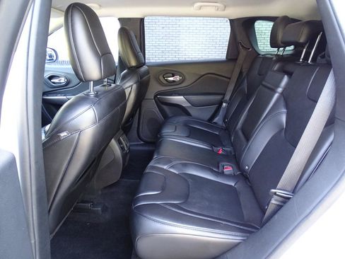 Used 2019 Jeep Cherokee Latitude Plus FWD image 20
