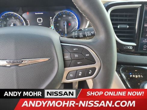 Used 2023 Chrysler Pacifica Touring-L image 21