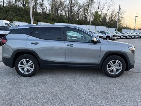 Used 2024 GMC Terrain SLE image 8