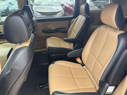 Used 2018 Kia Sedona SX image 10