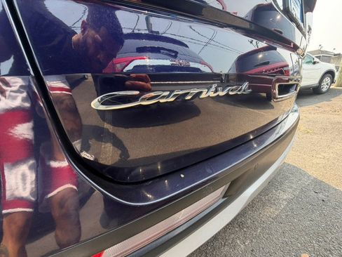 Used 2022 Kia Carnival LX FWD image 21