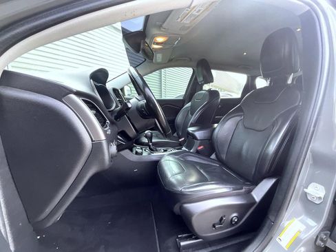 Used 2019 Jeep Cherokee Limited image 10