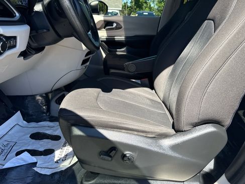 Used 2020 Chrysler Voyager LX FWD image 11