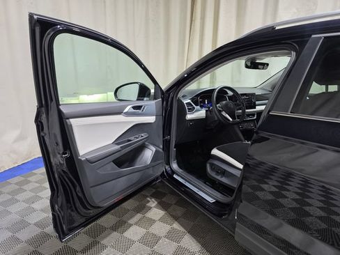 Used 2025 Volkswagen Taos SE w/ Panoramic Sunroof Package AWD/4WD image 11