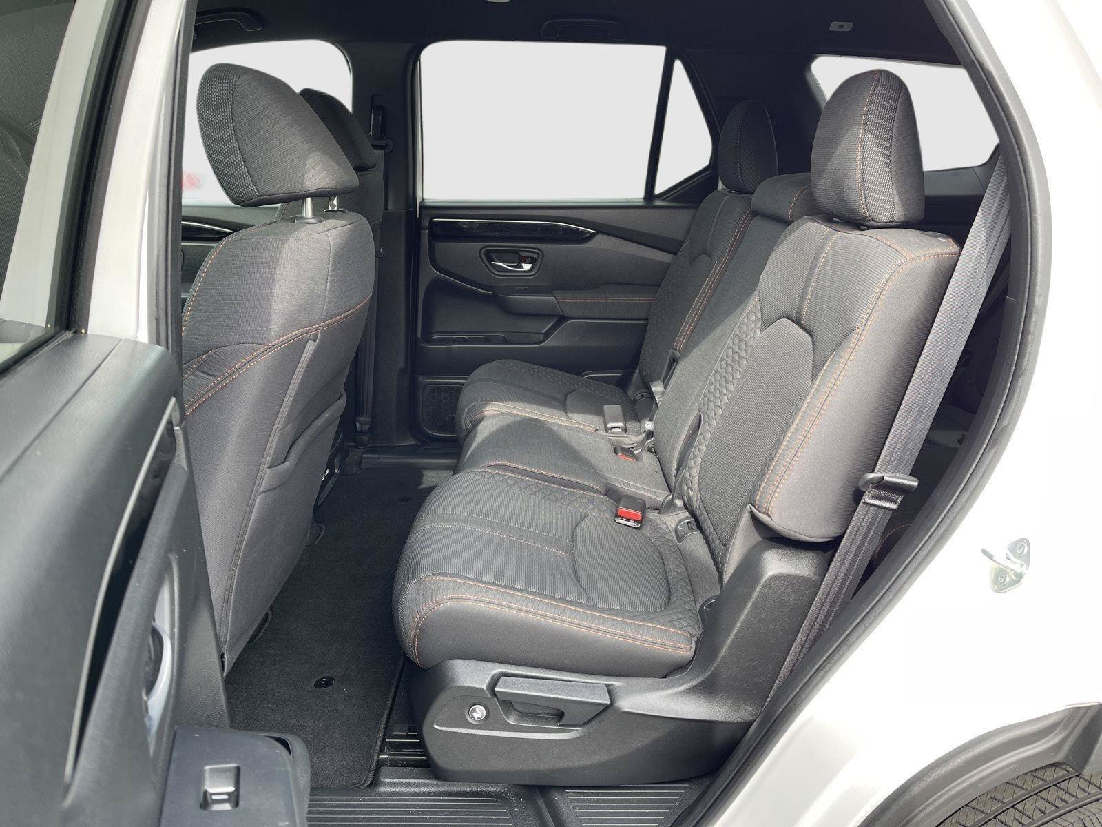 Used 2023 Honda Pilot Sport image 14