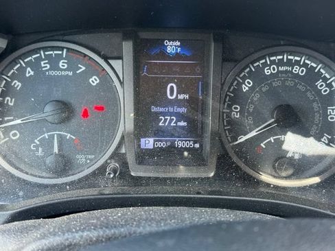 Used 2017 Toyota Tacoma TRD Off-Road w/ Premium & Technology Package AWD/4WD image 18