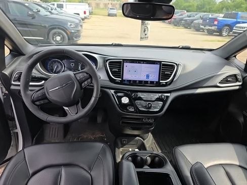 Used 2023 Chrysler Pacifica Touring-L w/ S Appearance Package AWD/4WD image 8