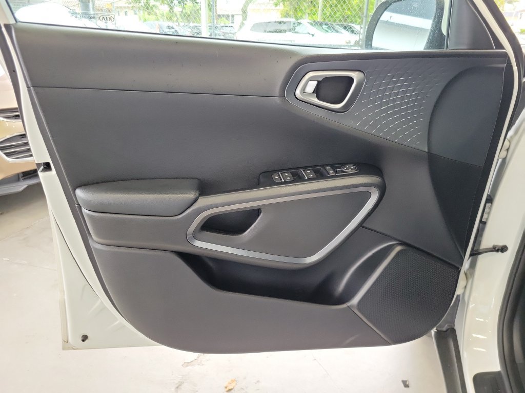 Used 2020 Kia Soul S FWD image 16