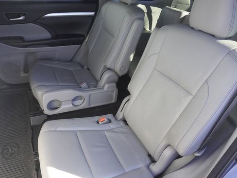 Used 2018 Toyota Highlander XLE image 30