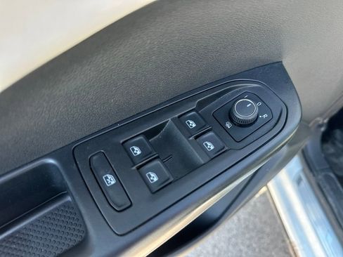 Used 2025 Volkswagen Taos SE AWD/4WD image 12