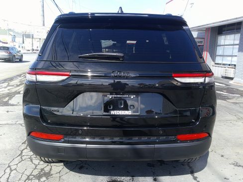 Used 2023 Jeep Grand Cherokee Altitude image 4