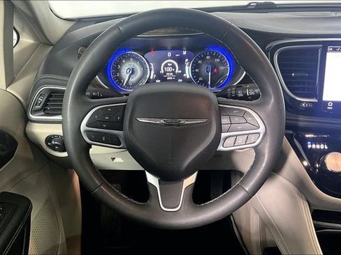 Used 2023 Chrysler Pacifica Limited FWD image 5
